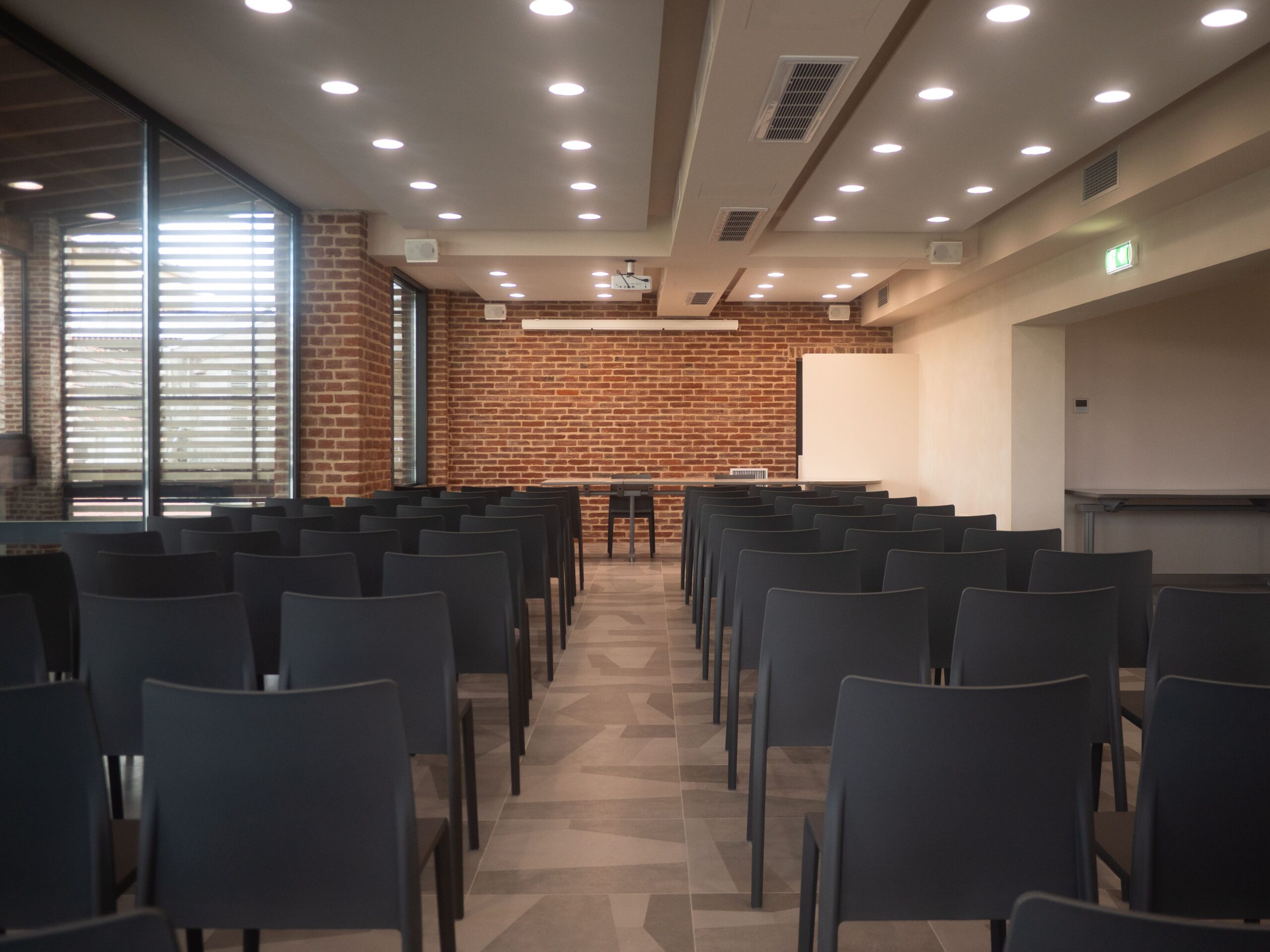 FOTO SALA MEETING (1)